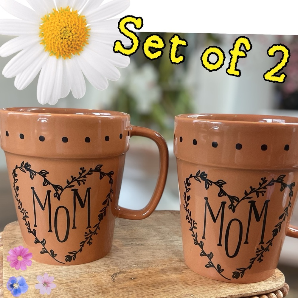 🌸Set of 2 “MOM” Mugs by Enesco